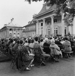 Serenade in Pillnitz mit Kurt Masur : Serenade im Hof von Schloß Pillnitz. Konzert der Dresdner Philharmonie unter Leitung von Kurt Masur, Zuhörer und Orchester