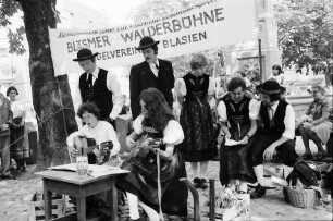 Freiburg: Trachtengruppe aus St. Blasien; Bläsmer Walderbühne