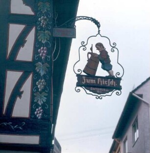 Wirtshausschild mit Krug weist darauf hin, daß es an jedem Abend einen letzten Krug gibt