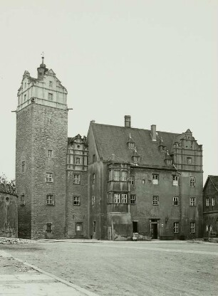 Bernburg, Schloss Bernburg, Blick über den Hof nach Südwesten zum Blauen Turm