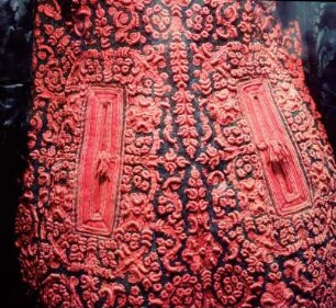 Ioannina. Folk Art Museum. Prunkschürze von Frauen-Feiertagstracht, 18. Jh