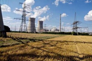 Atomkraftwerk AKW Grafenrheinfeld. Sonne mit Hochspannungs-Leitungen und -Masten. Symbol für Energie