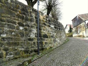 Stadtkirche - Kirchhofmauer im Nordwesten als Futtermauer im Verlauf nach Westen mit Werksteinen im Mauersteinverband