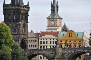 Karlsbrücke in Prag : Blick auf den Altstädter Brückenturm (links) und ein Teilstück der Prager Karlsbrücke, aufgenommen 2008
