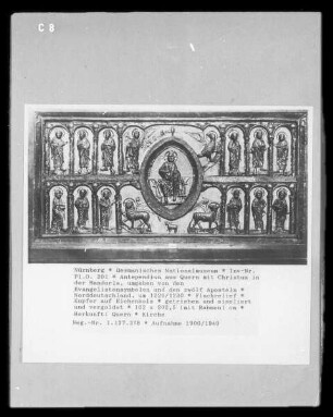 Antependium aus Quern mit Christus in der Mandorla, umgeben von den Evangelistensymbolen und den zwölf Aposteln