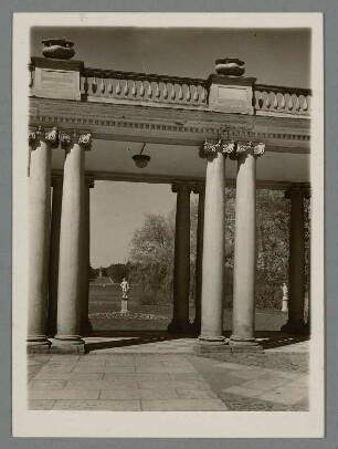 Rheinsberg (Brandenburg) Kolonaden im Schlosspark : Brandenburg. Schloss Rheinsberg. Kolonaden an der Vorderseite des Schlosses. Ansicht vom Innenhof