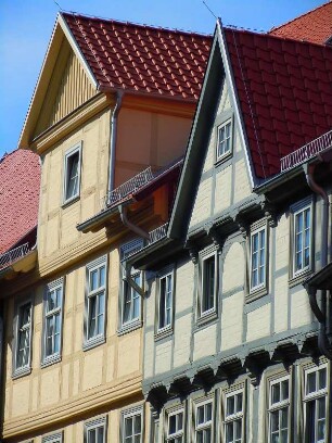Quedlinburg - Fassaden von Fachwerkhäusern : Sanierte Fachwerkhäuser in der Schmalen Straße. Aufgenommen in Quedlinburg am 9. September 2012