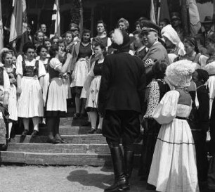 Franz Hofer, Gauleiter von Tirol-Vorarlberg, auf einem Bauerntreffen (vielleicht im Raum Bregenz). Ansicht mit Frauen und Mädchen in Trachten