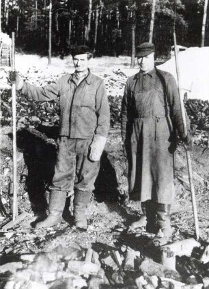 Zwei Köhler : Ort: Rěčicy / Rietschen. Zwei Köhler aus Rietschen (1961)