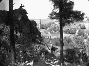 Pobershau im Erzgebirge : Pobershau (Erzgebirgskreis). Ortsteilansicht mit Dorfkirche. Blick von den Felsen des linken Talhanges, von Südwesten, über das Tal der Roten Pockau