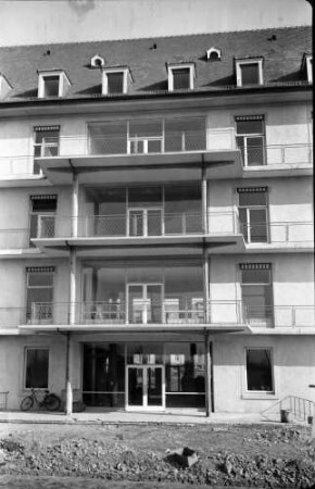 Freiburg: Frauenklinik, Mitteltrakt Südseite