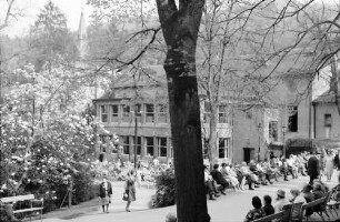 Badenweiler: Kurgäste auf Bänken beim Kurkonzert