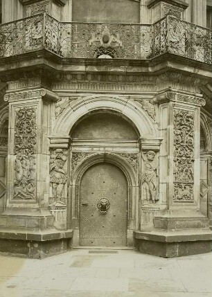 Dresden, Residenzschloss : Dresden. Residenzschloss. Portal im nordöstlichen Treppenturm des Schlosshofes