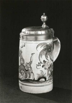 Walzenkrug (mit Deckel). Fayence, bemalt; Höhe 24 cm. Deutschland, M. 18. Jh. Dresden: Kunstgewerbemuseum 43205