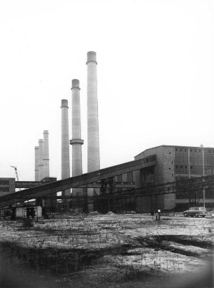 Schwarze Pumpe. Braunkohlenveredlungskombinat "Schwarze Pumpe". Brikettfabrik West (1957/1959, 1996/1999 Demontage). Blick auf Gebäude Teilansicht) mit Bandbrücken für den Kohletransport und Schornsteine