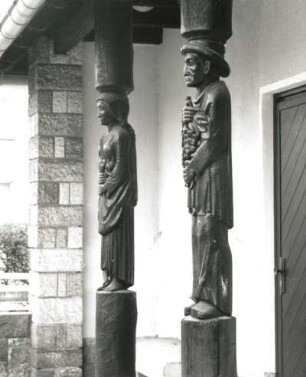 Radebeul, Augustusweg. Transformatorenhäuschen. Vorbau auf Säulen mit geschnitzten Figuren (um 1950; R. Langner)