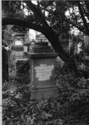 Grabstein 275 (Index: 100093391) Zustand: aufgesetzte Säule fehlt Maße HxBxT: 139x50x50 cm: Grabstein 275