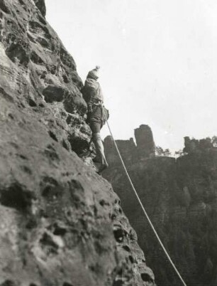 Sächsische Schweiz. Rathener Felsgebiet, Talwächter. Seilschaft G. Walpert am Emporweg (VI)