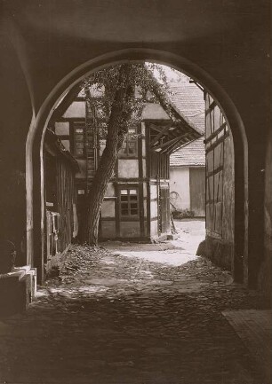 Hinterhof : Pegau, Breitstraße 19, Heinichen'sches Gutsgehöft, Blick aus der Durchfahrt des Wohnhauses in den Hof auf ein Fachwerkgebäude mit Laube im Obergeschoss
