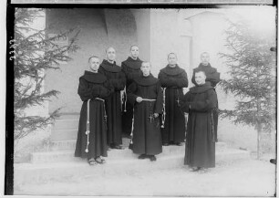 Kloster Gorheim; Sieben Mönche stehend vor dem Kloster