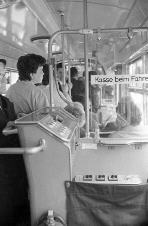 Einführung des schaffnerlosen Betriebs bei der Karlsruher Straßenbahn.