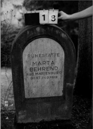 Grabstein 18 (Index: 100108241) Material: Sandstein, weiße Marmorplatte Zustand: gut Maße HxBxT: 113x63x21 cm Beschreibung: Stele, Sockel, Rundbogenabschluß, Schriftplatte: Grabstein 18