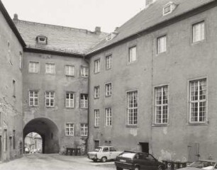Schloss Wildenfels, 1. Schlosshof mit Saalbau (1782), Hofansicht