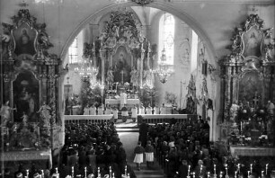St. Märgen: Erstkommunikanten in der Kirche; Blick zum Altar von oben
