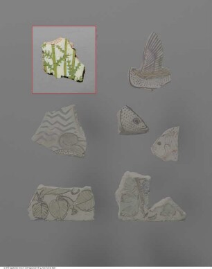 Fragment einer Kompositfliese mit pflanzlicher Darstellung