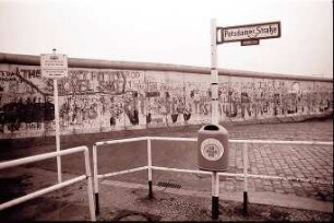 Berlin: Potsdamer Platz; Blick über die Mauer auf die Neue Mauer