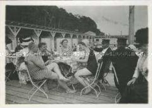 Badegäste beim Kaffeetrinken im Strandbad Wannsee