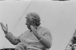 Čičmany. Akt-Pleinair 1980. Der Fotograf Günter Rössler während einer Besprechung