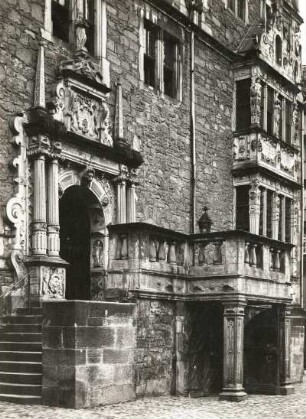 Münden. Rathaus. Aufgang mit Portal und Erker