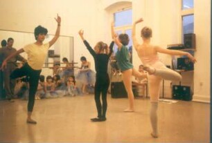 Bonn. Internationales Bonner Kindertheater. Gruppe bei einer pantomimischen Tanzvorführung