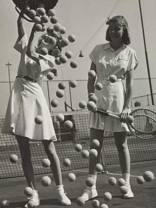 "tennisballs", Modelle Wanda Delafield und Peggy Lloyd (Harper's Bazaar)
