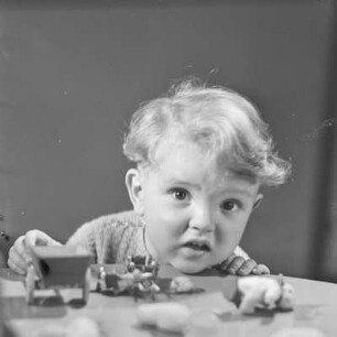 Kleinkind mit Spielzeug