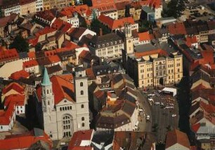 Zittau. Altstadtkern mit Johanniskirche und Marktplatz mit Rathaus. Luftbild-Schrägaufnahme von Westen