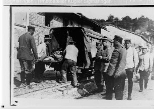Aufladen von Verwundeten in einen Eisenbahnwagon