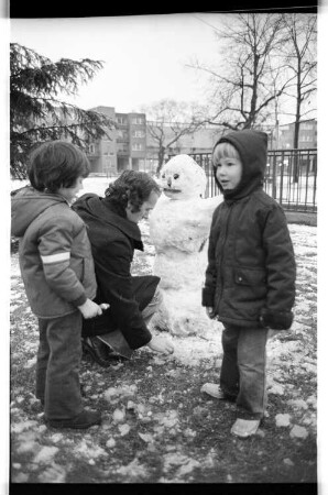Kleinbildnegativ: Schneemann am Mehringplatz, 1976