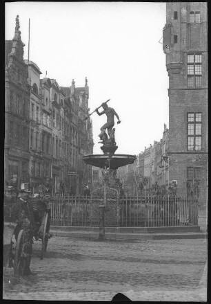 Neptunbrunnen (1615, 1633) : Danzig. Artushof, ab 1742 Börse (1481, 1552, 1616/1617; Abraham van den Blocke) mit Neptunbrunnen (1615, 1633; Peter Husen, Johann Rogge; Brunnenarchitektur Abraham van den Blocke; Gitterwerk 1634)
