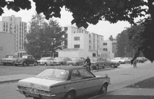Waldkraiburg: Neubauten hinter dem Rathaus, Vordergrund Auto