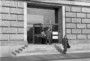 Berlin: Reichstagsgebäude; Kollegen verlassen das Reichstagsgebäude