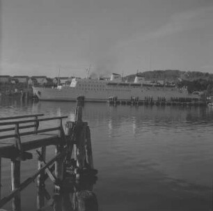 Saßnitz. Fährhafen mit Schiff vor Anker