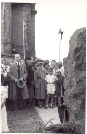 Heinrich Drake am Hermannsdenkmal. Hiddesen, 75. Jubiläum der Einweihung des Denkmals