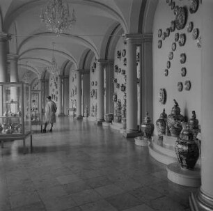 Dresden. Zwinger, Porzellansammlung. Blick durch die Bogengalerie mit Ausstellungsvitrinen und Vasen