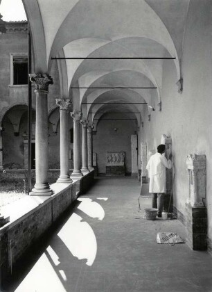 Restaurationsarbeiten im Kreuzgang von San Vitale