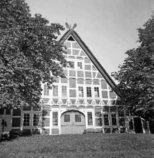 Kreispflegeheim Grande [später Kreiskinderheim]: Blick vom Park auf Fachwerkgiebel