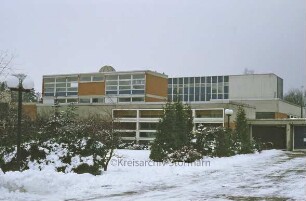 Emil-von Behring-Gymnasium: Eingangsseite im Winter