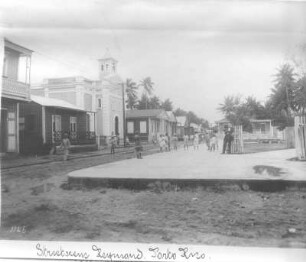 Straßenszene in Raymond bei San Juan : Weltreisen. Straßenszene in Raymond bei San Juan. Ansicht mit Tourist und einheimischen Kindern
