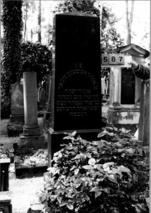 Grabstein 587
